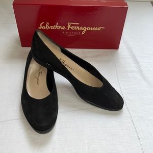 EUC Salvatore Ferragamo 9AA Suede flats